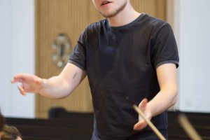 Dirigent Konrad Schöbel bei der Probe